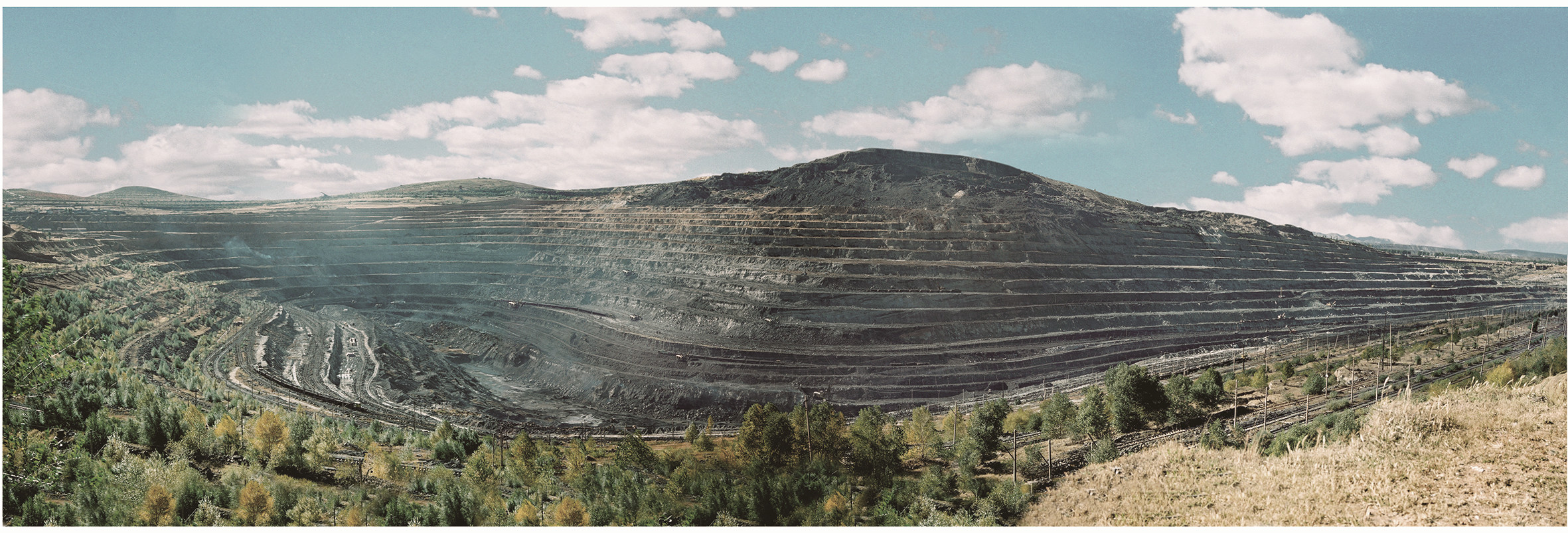 我国自行设计的第一座露天煤矿——内蒙古平庄西露天煤矿.jpg